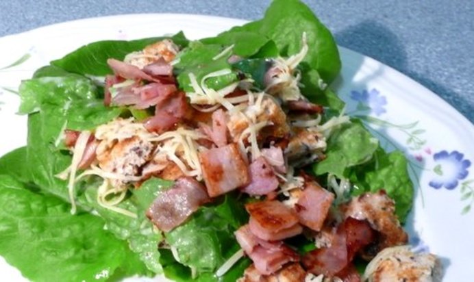 Салат Цезарь с беконом
