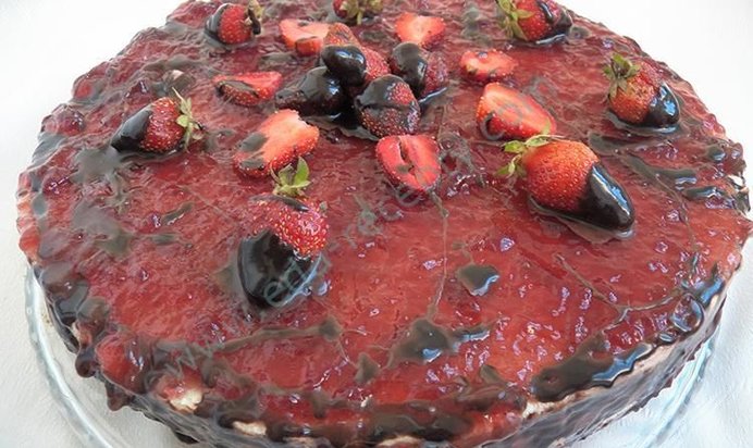 Бисквитный торт Кудряшка со сливками клубникой и шоколадом