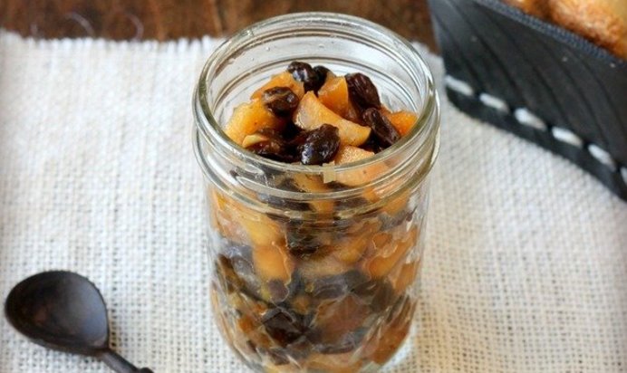 Салат с яблоком, черносливом и орехами