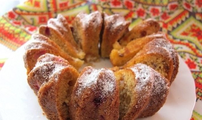 Кекс с изюмом и клюквой