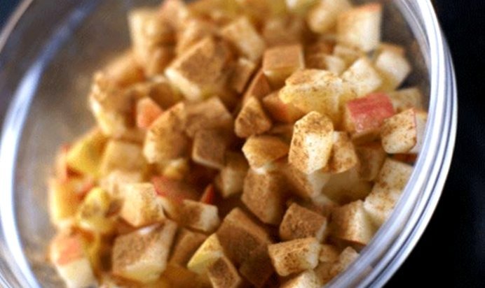 Яблоки с корицей и орехами для блинчиков или штруделя