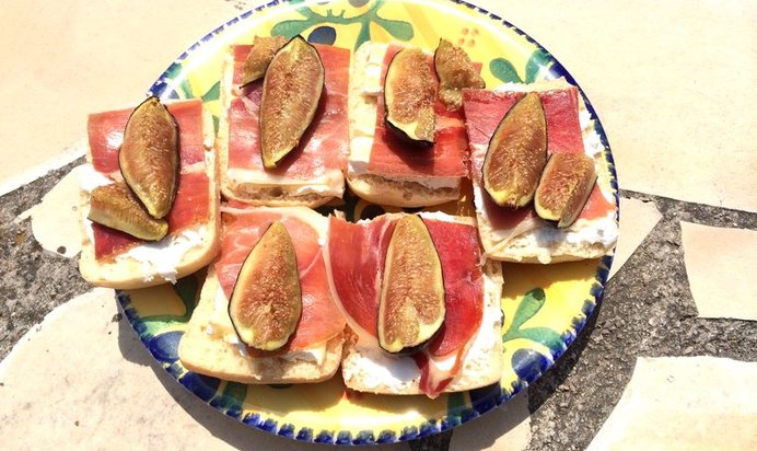 Брускетта по‑провански с инжиром и лавандовым медом