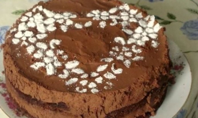 Шоколадный торт с грушами