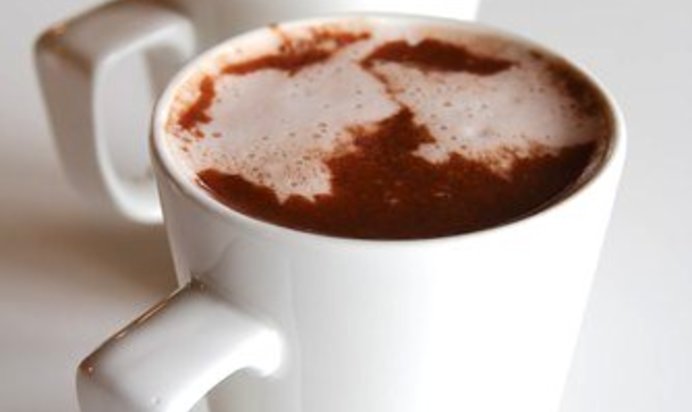 Горячее ванильное молоко со взбитыми сливками