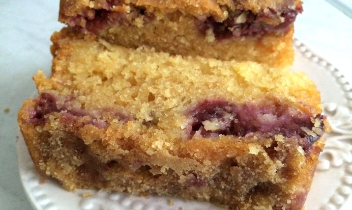 Кекс со сливой и грецким орехом