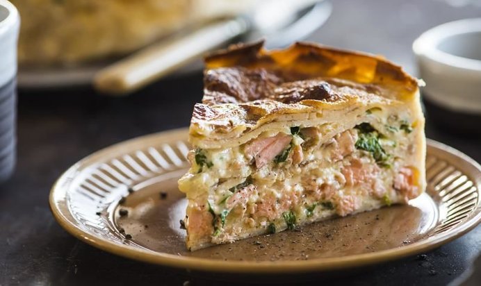 Блинный пирог с рыбой