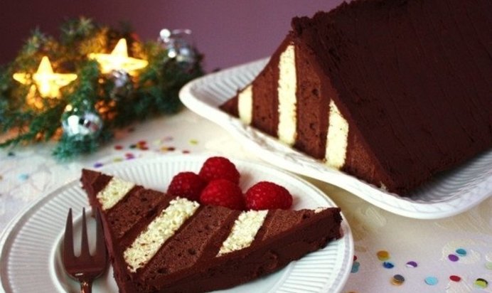 Праздничный треугольный торт