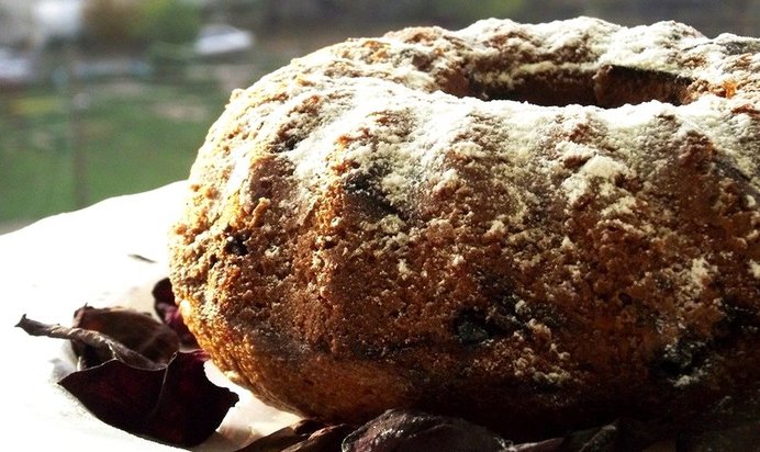 Кекс с вишней и орехами