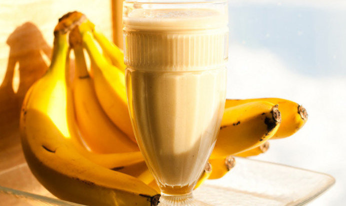 Банановый коктейль с кефиром и медом