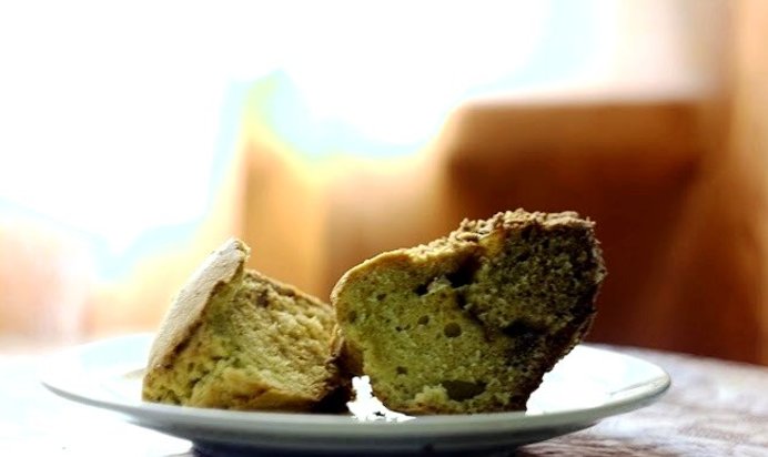 Кекс с бразильским орехом, вареньем и шоколадом