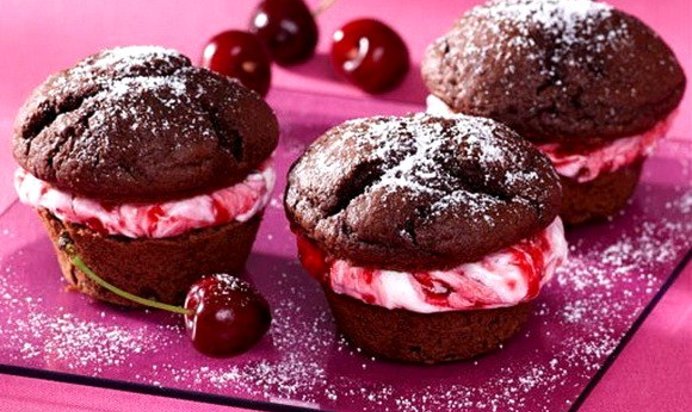 Шоколадные кексы с творожно-вишневой начинкой