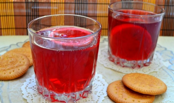 Ягодный компот с лимоном