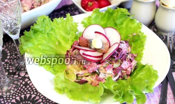 Салат из свёклы с селёдкой и зеленью