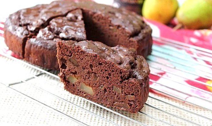 Шоколадный кекс на гречневой муке с кусочками груши