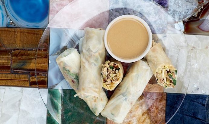 Рисовые блинчики с цесаркой и арахисовым соусом