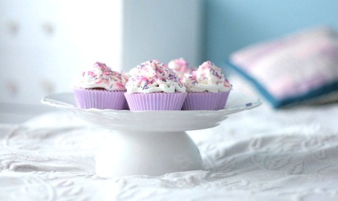 Ягодные кексы в формочках с белым шоколадом