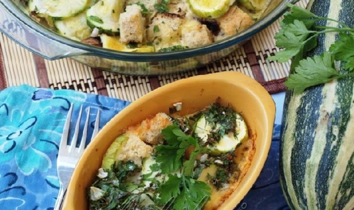 Кабачковая запеканка с сыром и белым хлебом.