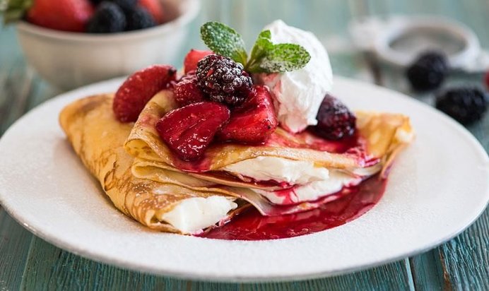 Блинчики с ягодами и сливочным сыром