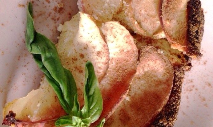 Творожная запеканка с яблоками без муки и манки