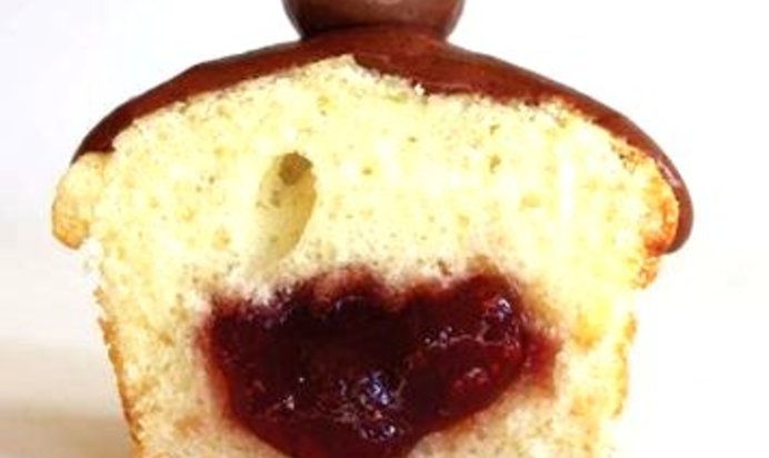 Ванильные кексы с шоколадной помадкой, вишней и начинкой из клубничного варенья