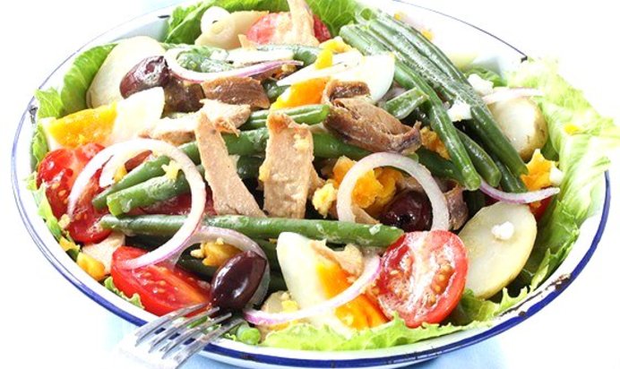 Салат нисуаз со свежим тунцом, каперсами и анчоусами