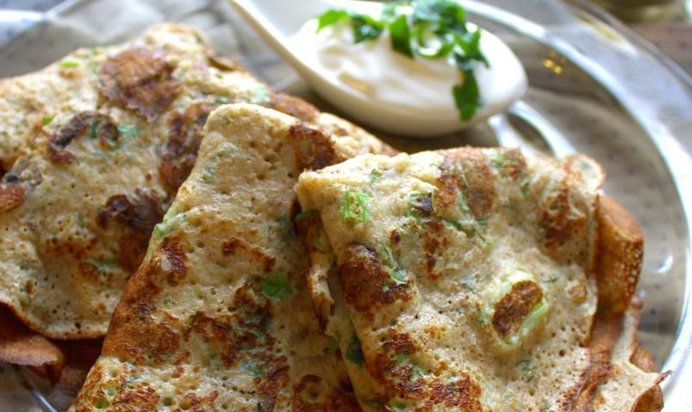 Цельнозерновые блины с припеком (грибы и зеленый лук)