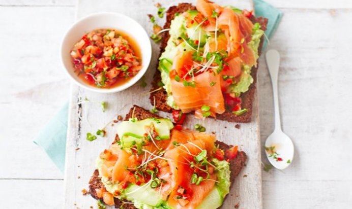 Тост с авокадо и лососем