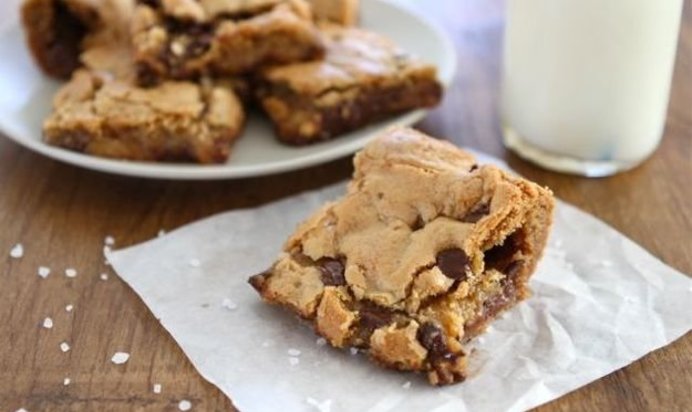 Шоколадное пирожное с соленой карамелью