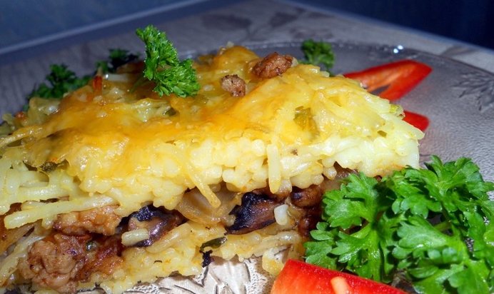 Запеканка из вермишели с грибами и фаршем