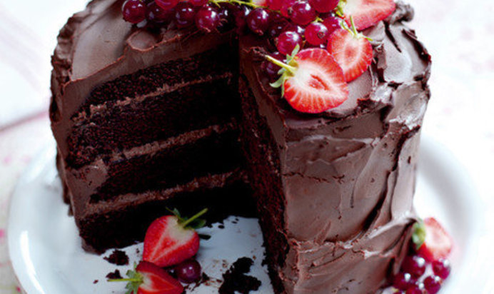 Шоколадный торт с клубникой и красной смородиной