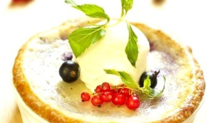 Блины со свежими ягодами по‑датски (Dutch Baby)