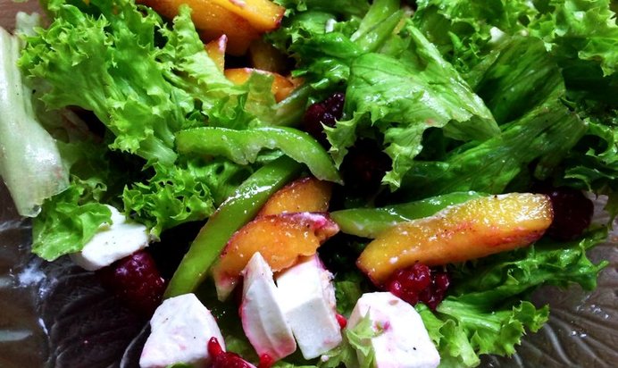 Салат с фетой и персиками