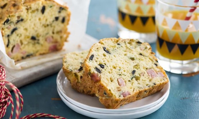 Кекс с оливками, сыром и ветчиной