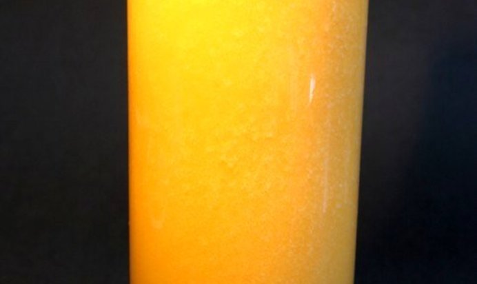 Персиковый сок с клубничным льдом