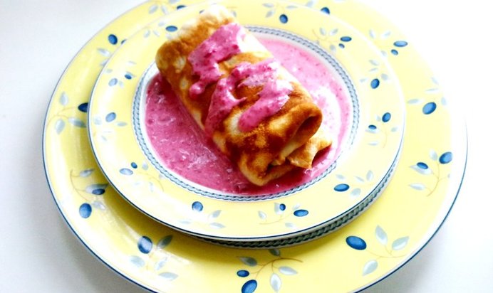 Блины на минеральной воде с малиново-сметанным соусом