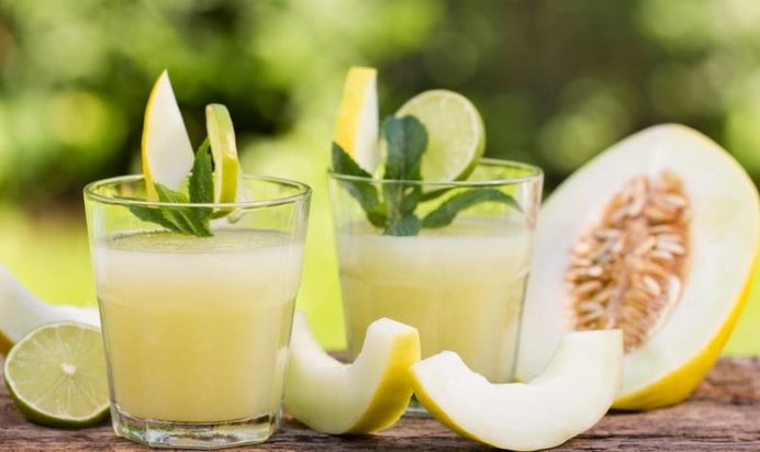 Яблочно-дынный напиток с лаймом и мятой
