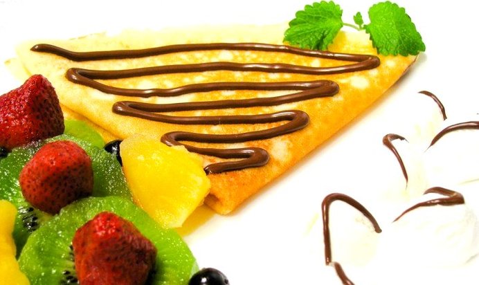 Блинчики с фруктами, ягодами, мороженым и шоколадом