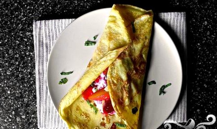 Крепы со сливой, рикоттой и медом