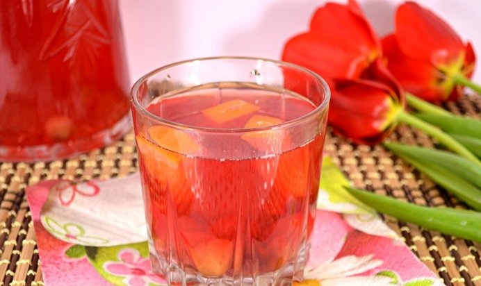 Вишневый компот с ягодами йошты и апельсином