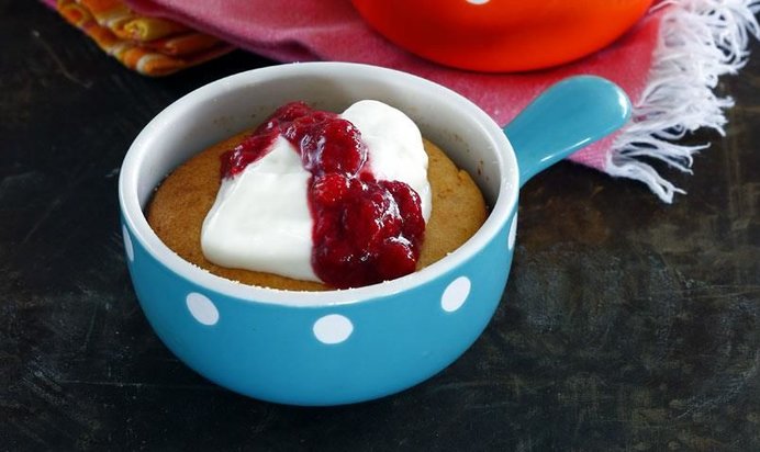 Творожная запеканка с соусом из земляники