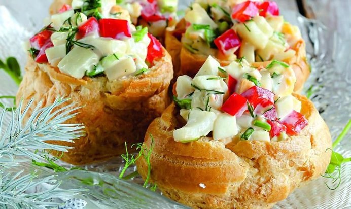 Салат из кальмаров в заварных булочках