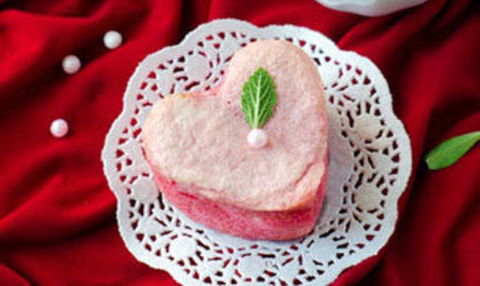 Розовые маффины на белках с начинкой из пудинга