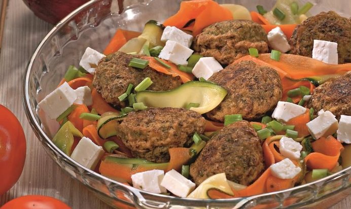 Оладьи из зеленого горошка с овощами и фетой