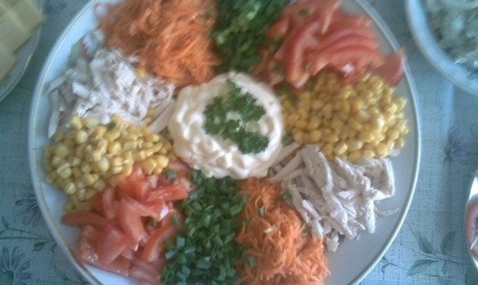 Салат с курицей, кукурузой и овощами