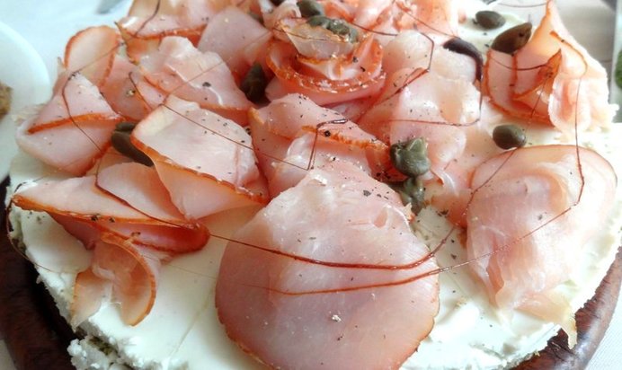 Сливочно-рокфоровый торт с рукколой и прошутто