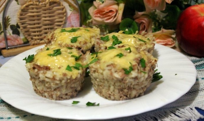 Мини-запеканки из мясного фарша и риса в микроволновке
