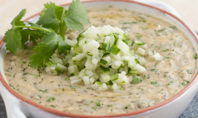 Пряный хумус со свежим огурцом