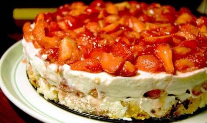 Песочный торт с бананами и клубникой