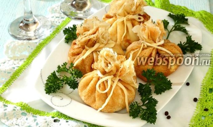 Блинные мешочки с курицей и рисом