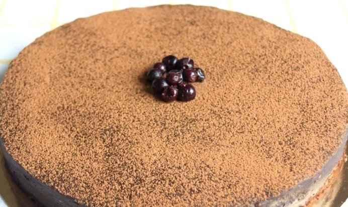 Шоколадный торт со смородиной
